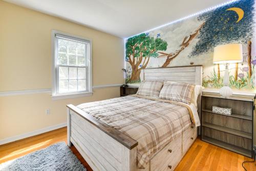 um quarto com uma cama e um quadro na parede em Mechanicsville Vacation Rental about 8 Mi to Richmond! em Mechanicsville