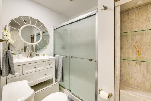 uma casa de banho com um chuveiro, um WC e um espelho. em Mechanicsville Vacation Rental about 8 Mi to Richmond! em Mechanicsville
