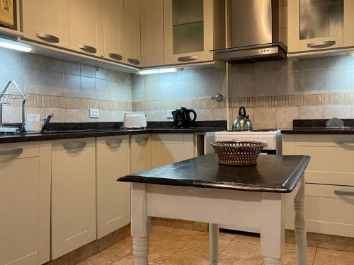 una cucina con un tavolo con un cestino sopra di CASA NONI a Salta
