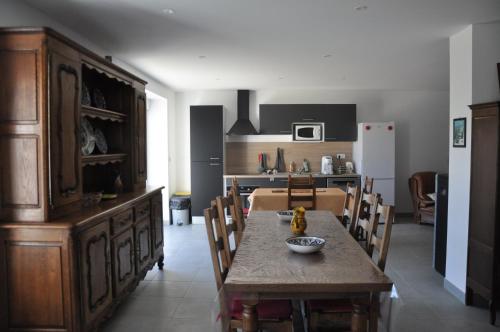 une cuisine avec une table et une salle à manger dans l'établissement Blue House, à Rainville