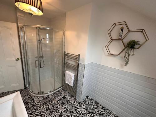 een badkamer met een douche en een wastafel bij Luxury Belfast Stay - Townhouse in Belfast