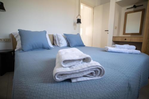 Ένα ή περισσότερα κρεβάτια σε δωμάτιο στο Kotinos Luxury Suites