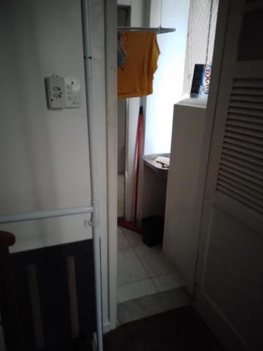 uma pequena cozinha com um frigorífico e um lavatório em Suíte em catete no Rio de Janeiro