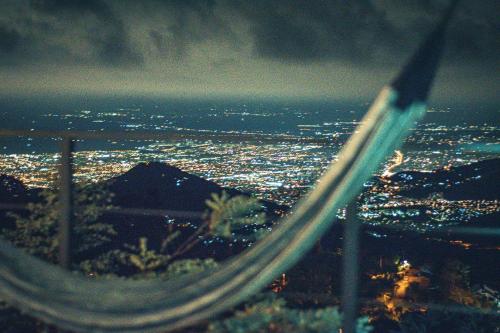 - une vue sur une ville la nuit depuis un avion dans l'établissement Romero Glamping y Cabañas, à Cali