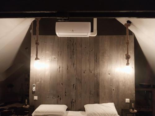 a room with two beds and a air conditioner at Tam's zolder in Boeschèpe