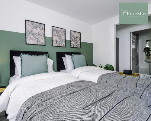 Posteľ alebo postele v izbe v ubytovaní Stunning Two Bed Apartment By PureStay Short Lets & Serviced Accommodation Manchester With Free Parking & WiFi