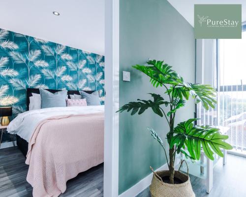 Un pat sau paturi într-o cameră la Stunning Two Bed Apartment By PureStay Short Lets & Serviced Accommodation Manchester With Free Parking & WiFi