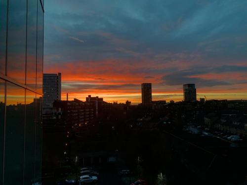 een uitzicht op de skyline van de stad bij zonsondergang bij Stylish & Cosy Nest near River Thames in Londen
