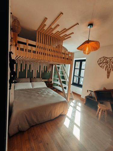 1 dormitorio con litera y escalera en Ty Ker Spa Brocéliande, en Saint-Malon-sur-Mel