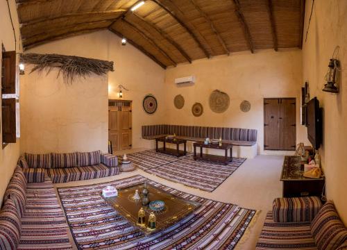 Posezení v ubytování AlQalaa Lodge Masafi