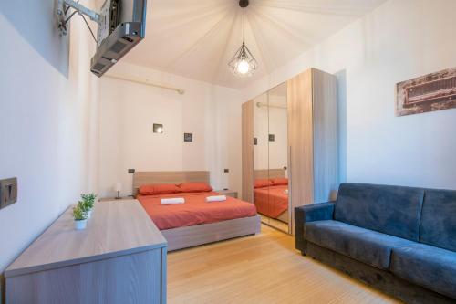een woonkamer met een bed en een bank bij [CantikHouse] free wifi & smarTV in Verona