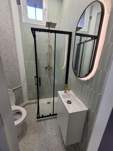 une salle de bain avec toilettes, lavabo et miroir dans l'établissement La Villa - Charmant logement proche Paris, à Saint-Mandé