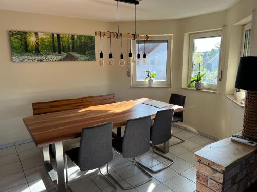 - une salle à manger avec une table et des chaises en bois dans l'établissement Loft Unterkunft in Hügelsheim, à Hügelsheim