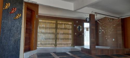 a hallway with sliding doors in a building at Recanto das Palmeiras Temporada,prox.UFPI in Parnaíba