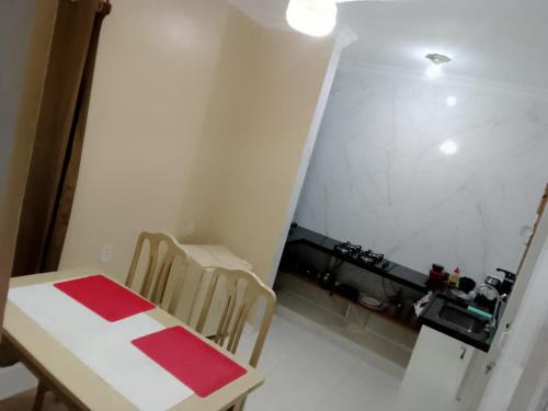 um quarto com uma mesa e cadeiras e uma parede branca em Recanto das Palmeiras Temporada,prox.UFPI na Parnaíba