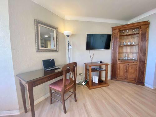 TV a/nebo společenská místnost v ubytování Estudio Playa Miramar - Home Office Piscina Estacionamiento Wifi
