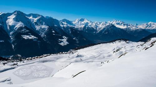 a snow covered mountain range with mountains in the background at Cresta in Fiesch