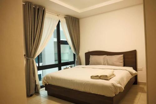 Schlafzimmer mit einem großen Bett und einem Fenster in der Unterkunft Lovely 2 Bedroom Loft/Duplex - Labone in Accra