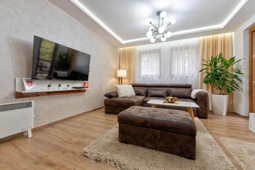 a living room with a couch and a table at Apartman Gačanović Lux in Zlatibor