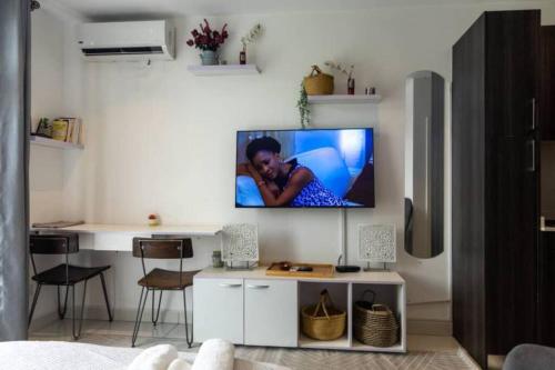 Μια τηλεόραση ή/και κέντρο ψυχαγωγίας στο Lovely Studio at Embassy Gardens