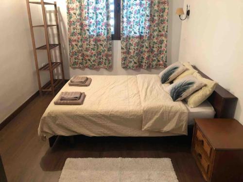 ein Schlafzimmer mit einem Bett mit zwei Handtüchern darauf in der Unterkunft CASA RURAL EN BOSQUE DE PALMERAS in Alberche del Caudillo