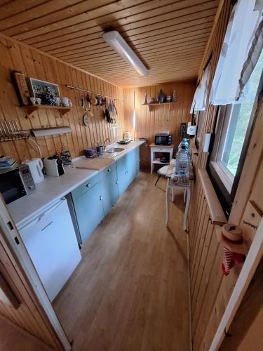 eine Aussicht auf eine Küche in einem winzigen Haus in der Unterkunft Ferienidyll Alte Eichen in Storkow