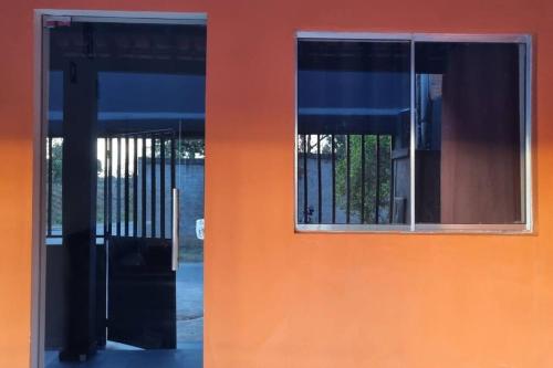 una puerta abierta de un edificio con ventana en casa grande e confortável en Pirapora