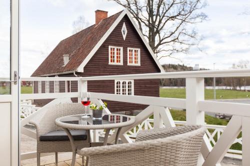 a balcony with a table and chairs and a house at Bauergården in Gränna