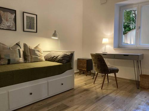 a bedroom with a bed and a desk and a chair at Hamburg City Homes in Hamburg