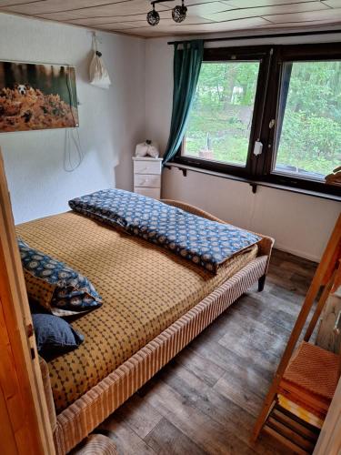 シュトルコウにあるFerienidyll Alte Eichenの窓付きの部屋にベッド付きのベッドルーム1室があります。