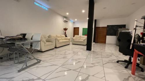 sala de estar con sofá y mesa en tecoman colima Tamarindo en Tecomán