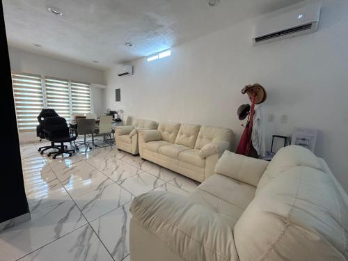 sala de estar con sofá y mesa en tecoman colima Tamarindo, en Tecomán