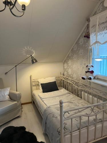 una camera con un letto bianco e una finestra di Cozy house close to SantaVillage a Rovaniemi
