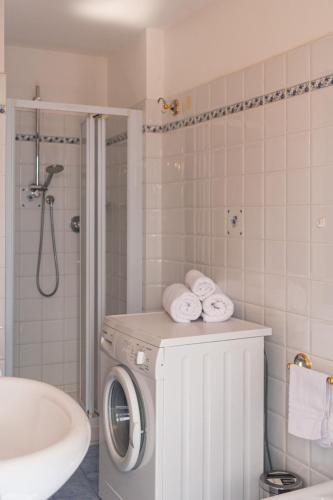a bathroom with a washing machine and a sink at Il Cielo di Raffaello 2 in Urbino