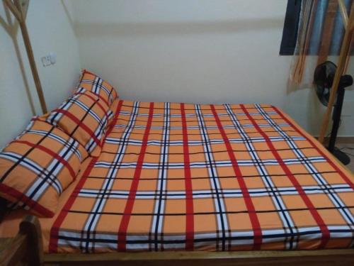 ロメにあるAdidogomé ML028のベッド(オレンジ、ブルーのプライドシーツ付)