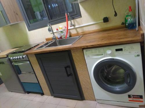 ロメにあるAdidogomé ML028のキッチン(洗濯機、シンク付)