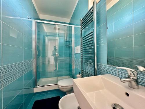 ein blaues Badezimmer mit WC und Waschbecken in der Unterkunft Suite Delicia Apartment - Appartamento con Terrazza in Neapel