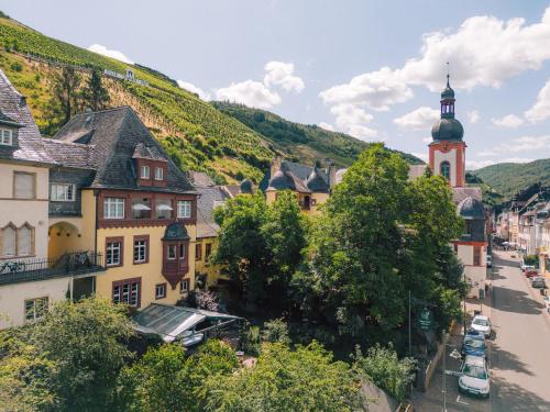 Blick auf eine Stadt mit einem Uhrturm in der Unterkunft Haus Till E in Zell an der Mosel