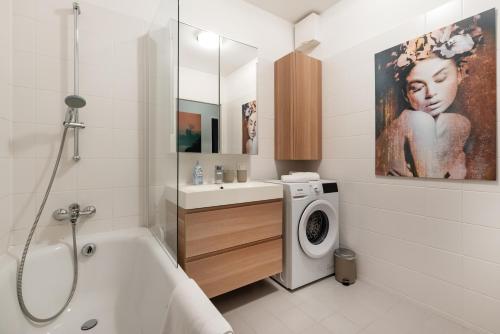 a bathroom with a washing machine and a washer at Home Sweet Home - 20 Minuten ins Zentrum und Garage in Vienna