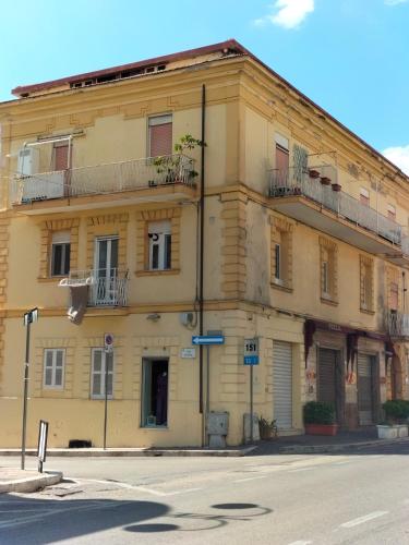 un edificio amarillo en la esquina de una calle en I 23 PASSI SCAURI, en Scauri