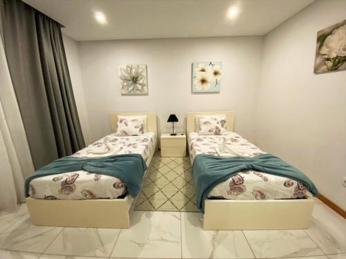1 Schlafzimmer mit 2 Betten in einem Zimmer in der Unterkunft Iris House AL Azores in Ponta Delgada