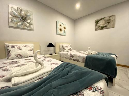 1 Schlafzimmer mit 2 Betten und 1 Zimmer mit 2 in der Unterkunft Iris House AL Azores in Ponta Delgada