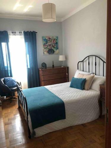 una camera da letto con un letto, una sedia e una finestra di Monte Carmelo Country House a Carvalhal