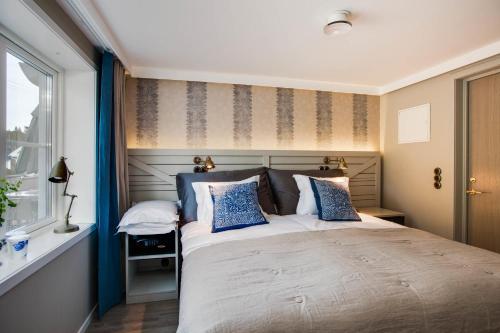 a bedroom with a large bed and a window at Bauergården in Gränna