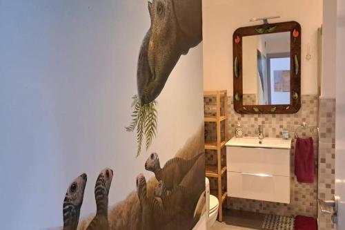 科伊德納戈的住宿－Dinosaur House，浴室墙上挂有恐龙壁画