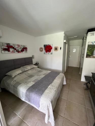 Una cama o camas en una habitación de SUPERBE STUDIO COSY LES PIEDS DANS L'EAU