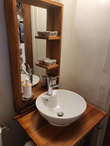 une salle de bain avec un lavabo blanc et un miroir dans l'établissement Little Pink House, à Vernet-les-Bains
