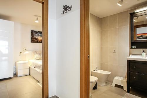 La salle de bains est pourvue d'un lavabo, de toilettes et d'une baignoire. dans l'établissement A place to remember in Tenerife, à La Tejita