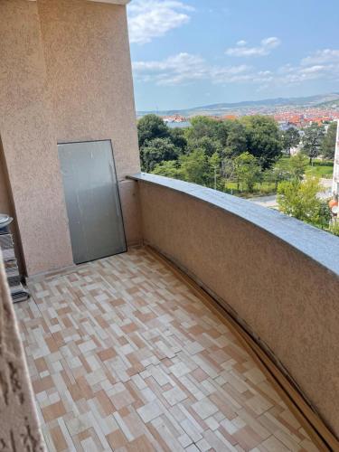 un balcón con una puerta en el lateral de un edificio en FG 2 apartment en Gnjilane