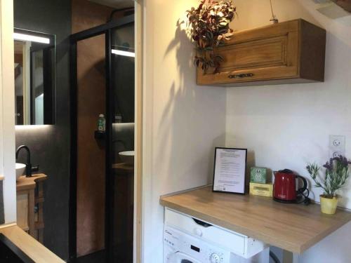 une petite cuisine avec un comptoir et un évier dans l'établissement Studio de charme au coeur de la vieille ville, à Nice